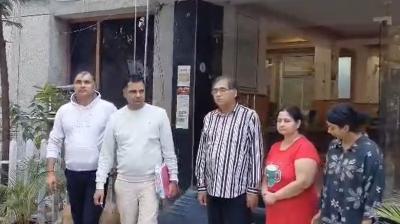 दिल्ली: एक ही फ्लैट कई लोगों को बेचा, आरोपी पति-पत्नी ग्रेटर नोएडा से गिरफ्तार