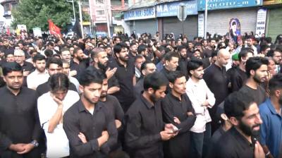 जम्मू-कश्मीर के श्रीनगर में सैकड़ों शिया समुदाय के लोग मुहर्रम के जुलूस में हुए शामिल