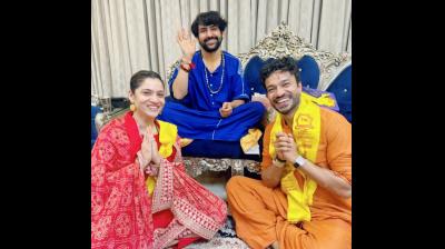 टाइगर श्रॉफ के बाद बागेश्वर बाबा के दरबार में पहुंचीं उनकी ऑनस्क्रीन 'भाभी', पति के साथ लिया आशीर्वाद