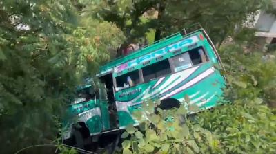 जम्मू-कश्मीर के कठुआ में खाई में गिरी मिनीबस, 23 श्रद्धालु घायल, दो की हालत गंभीर