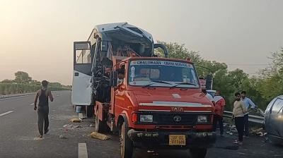 आगरा-लखनऊ एक्सप्रेसवे पर डबल डेकर बस ने मारी ट्रक को टक्कर, 25 से अधिक यात्री घायल