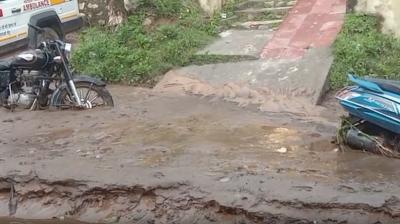 उत्तराखंड: चमोली में अतिवृष्टि बनी आफत, सड़कों और दुकानों में भरा मलबा और पत्थर