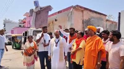 अयोध्या : ‘केजरीवाल वापस जाओ’ के लगे नारे, भड़के साधु-संत बोले- वो यहां राजनीतिक महत्वाकांक्षा के साथ आ रहे