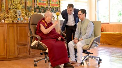 दिल्ली में दलाई लामा से मिले किरेन रिजिजू, बोले- घुटने की सर्जरी के बाद तेजी से हो रहे स्वस्थ