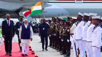 पीएम मोदी सेशेल्स पहुंचे, राष्ट्रपति हर्मिनी ने एयरपोर्ट पर गर्मजोशी से किया स्वागत