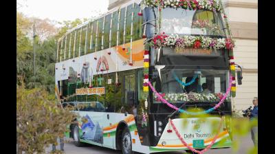 दिल्ली : सीएम रेखा गुप्ता ने 63 सीटों वाली डबल डेकर टूरिस्ट बस लॉन्च की, किराया 500 रुपए