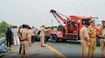 उन्नाव में आगरा-लखनऊ एक्सप्रेसवे पर भीषण हादसा, बस-कार की टक्कर में पांच की मौत
